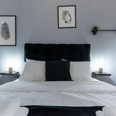 Couple Getaway With Queen Bed Daire Atina Dış mekan fotoğraf
